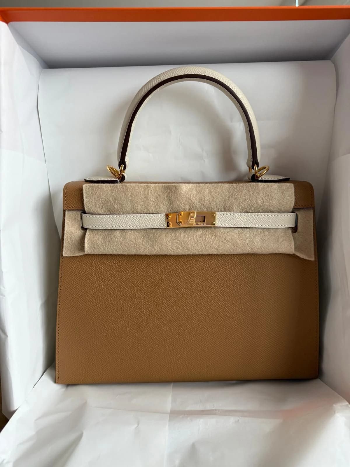 Kelly 25 Chai / Craie (HSS Bi-Color) Gold Hardware Hermès